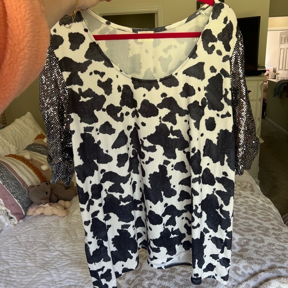 Brand New - Never Worn - Animal Cow Print Nashville Top - Wendy Drew Boutique - Picture 3 of 4